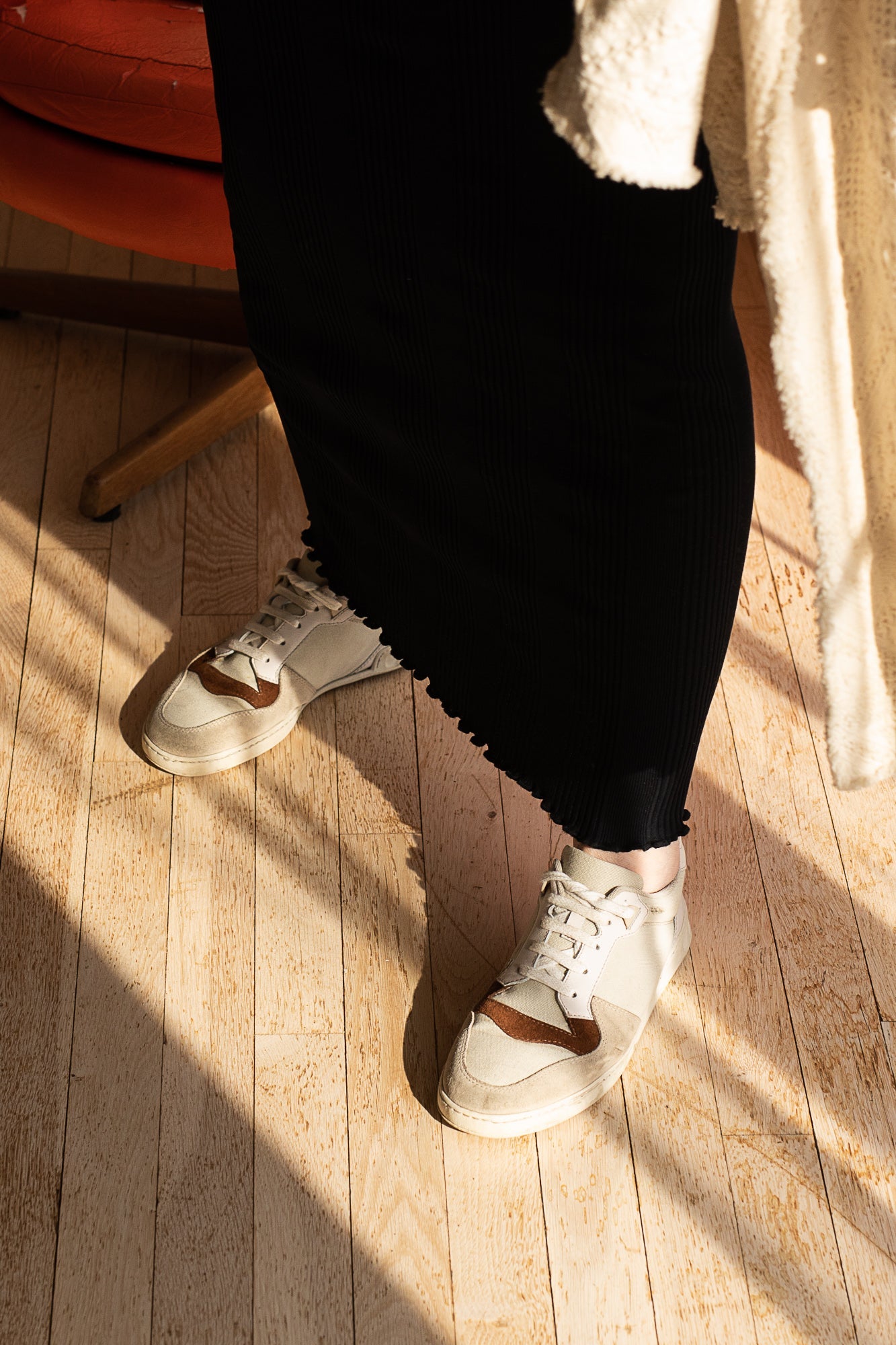 3 x White sneakers