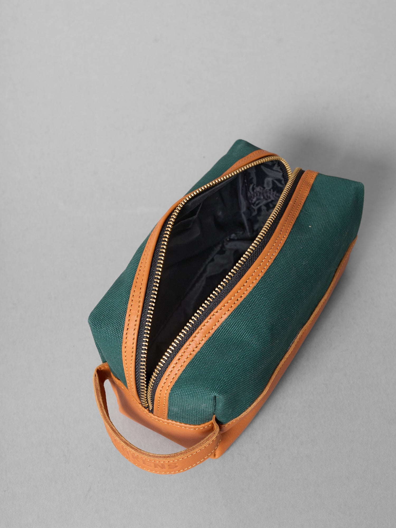 THE DENNIS BEAUTY AND CABLE CASE GREEN